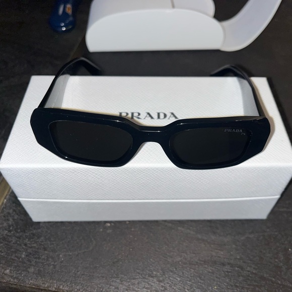 Prada sunglasses - Picture 4 of 12